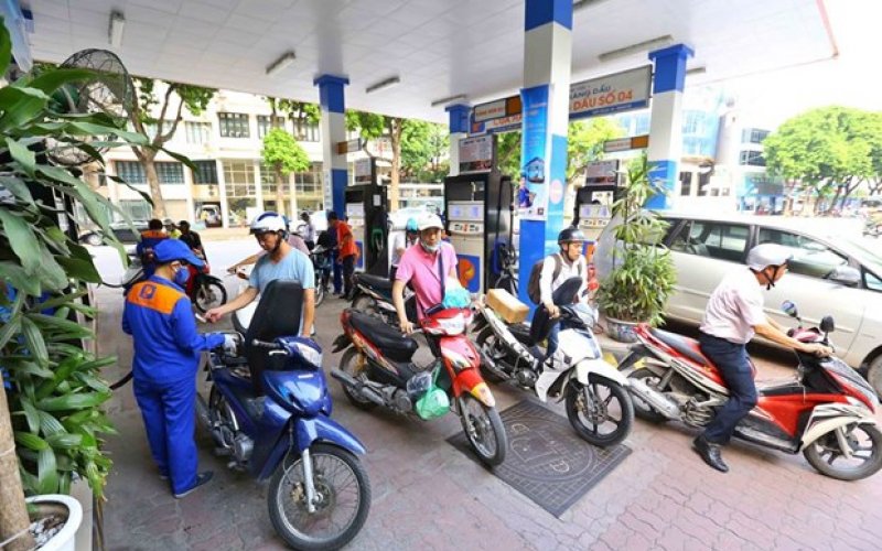 Quay đầu giảm mạnh, giá xăng RON95-III còn 23.900 đồng mỗi lít