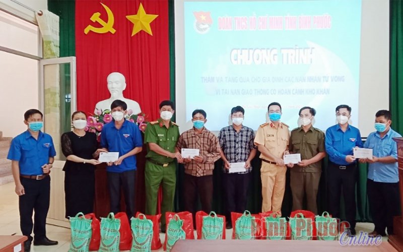 Tặng quà các gia đình có nạn nhân tử vong do tai nạn giao thông 