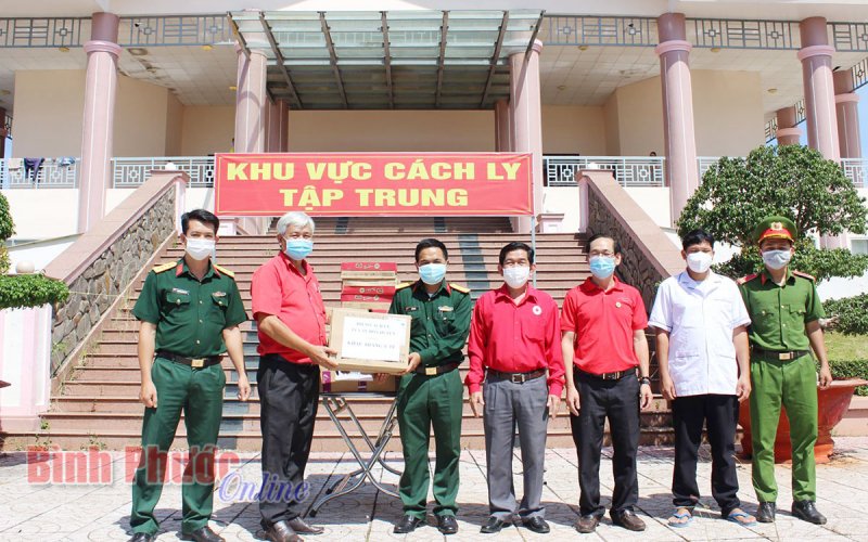 Tặng quà lực lượng tuyến đầu và người dân vùng dịch huyện Bù Gia Mập