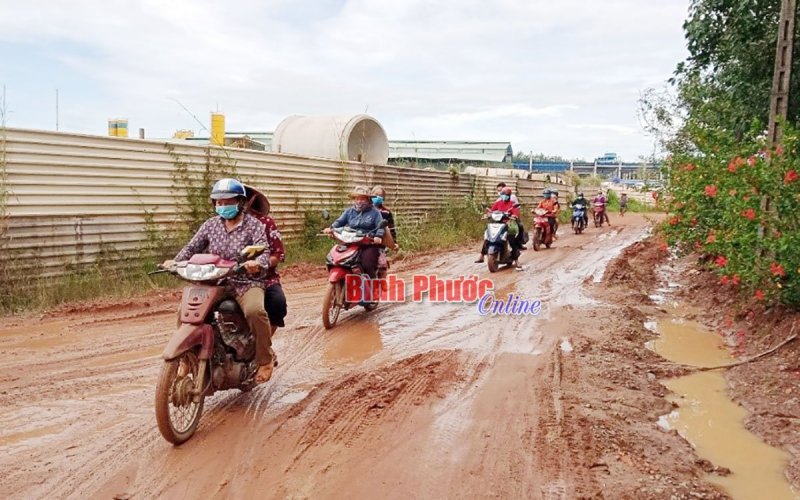 Thành phố sao còn đường đất?