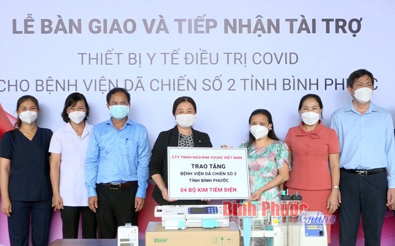 Tiếp nhận thiết bị y tế điều trị Covid-19 cho Bệnh viện dã chiến số 2