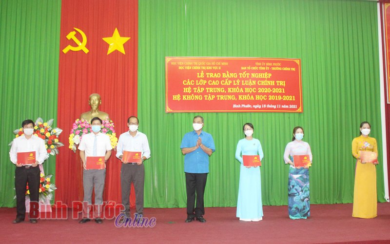 Trao bằng tốt nghiệp các lớp cao cấp lý luận chính trị năm học 2019-2021