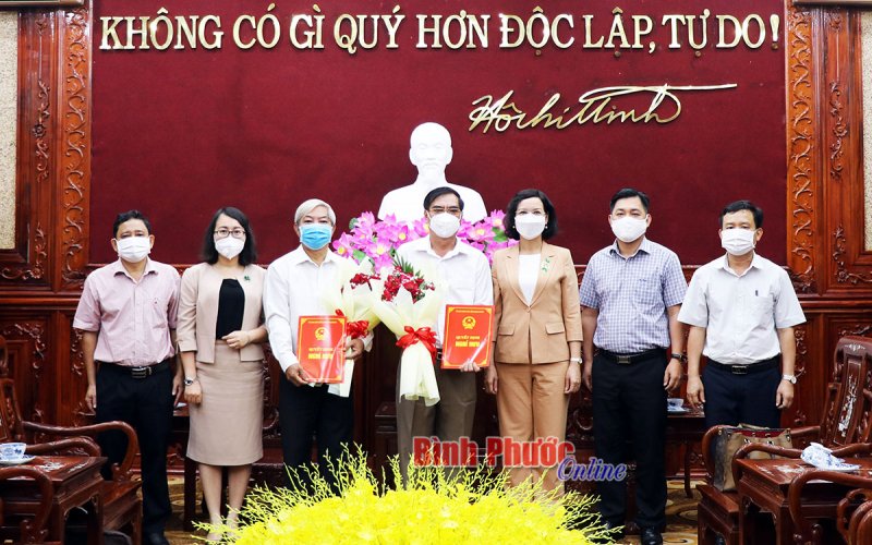 Trao quyết định nghỉ hưu theo chế độ cho ông Đoàn Như Viên và Nguyễn Văn Hiếu