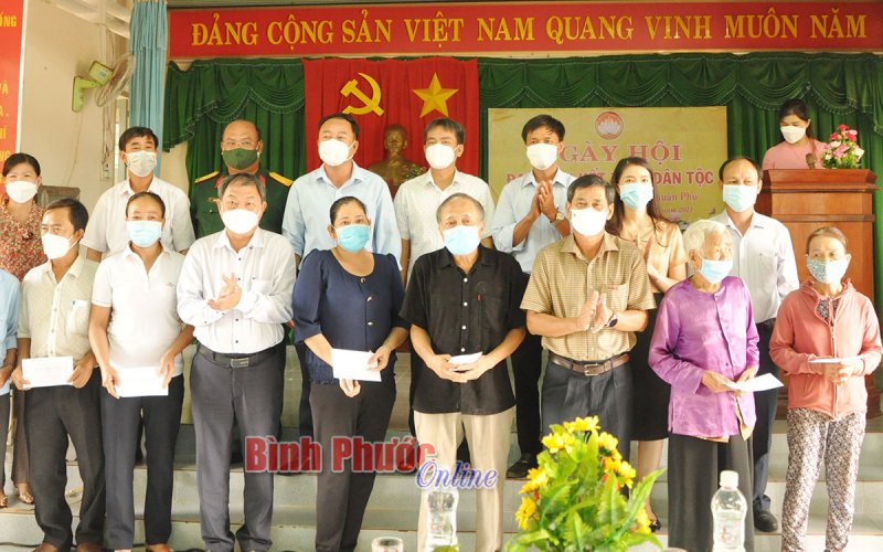 Tưng bừng ngày hội đại đoàn kết dân tộc ấp Bù Xăng