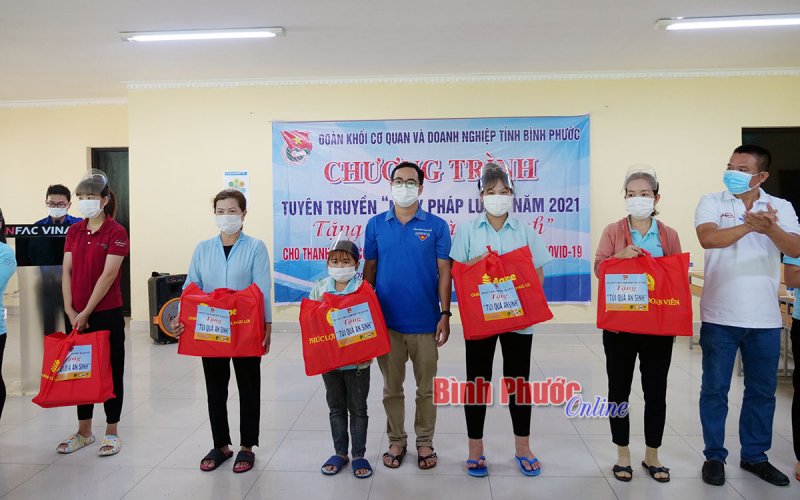 Tuyên truyền pháp luật và tặng túi quà an sinh cho thanh niên công nhân