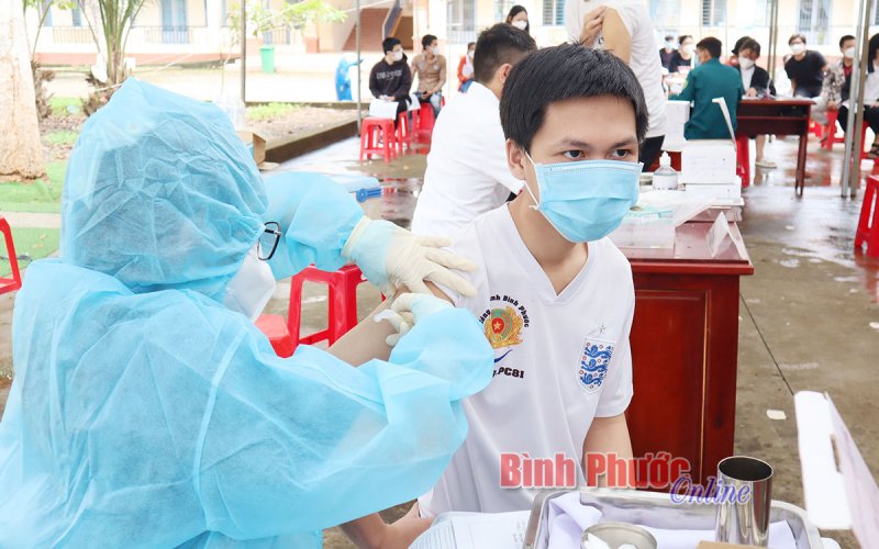 UBND tỉnh Bình Phước yêu cầu tăng tốc tiêm vắc xin phòng Covid-19