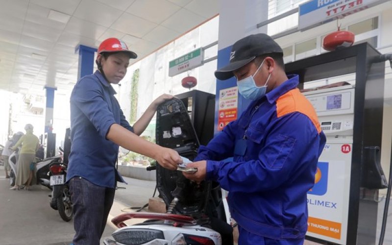 Xăng RON95 lên sát 25.000 đồng, giữ ổn định giá dầu diesel và dầu hỏa