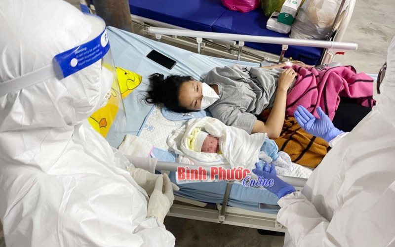 Xúc động nữ bệnh nhân Covid-19 “vượt cạn” tại bệnh viện dã chiến