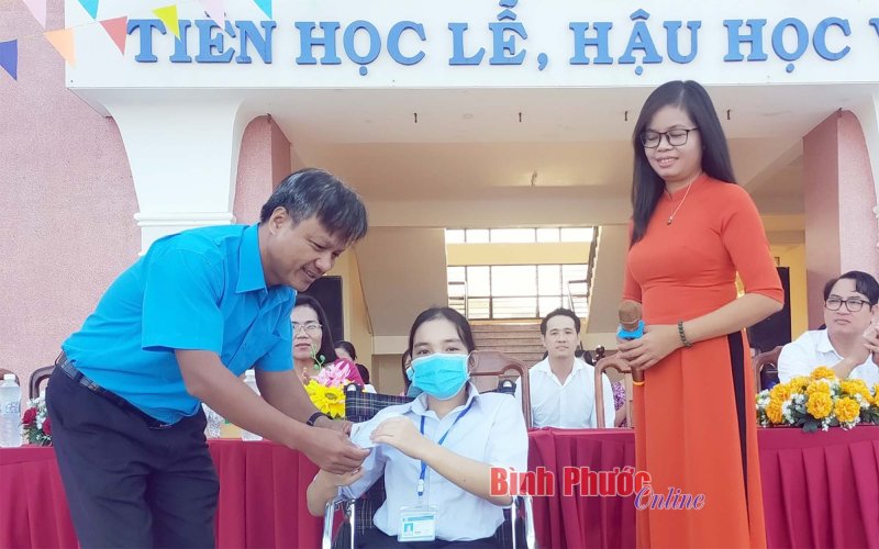 10 triệu đồng tặng học sinh khuyết tật