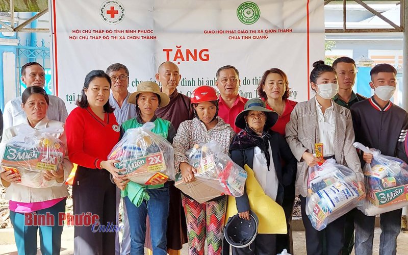 500 phần quà tặng người dân huyện Tây Giang, tỉnh Quảng Nam