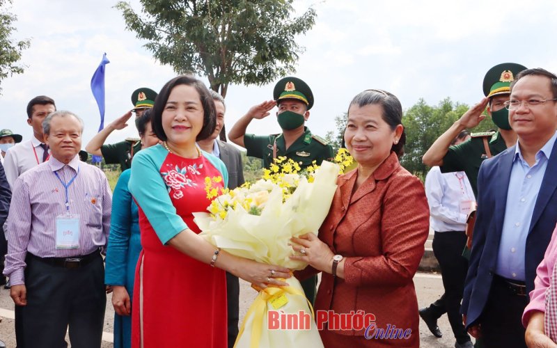 Ấm tình hữu nghị Việt Nam - Campuchia