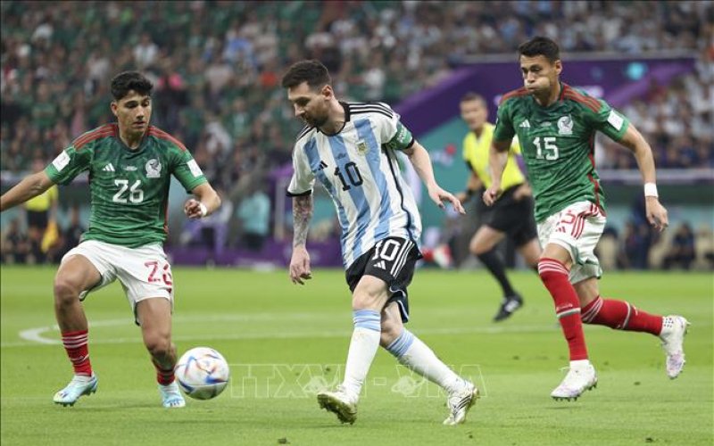 Bảng C: Messi tỏa sáng giúp Argentina giữ hy vọng đi tiếp