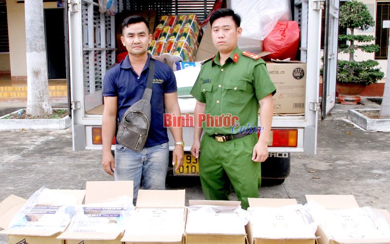 Bắt quả tang xe tải vận chuyển 4.000 gói thuốc lá ngoại