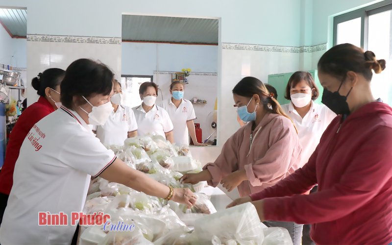 “Bếp lửa hồng” trao gửi yêu thương