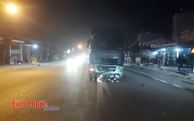 Bình Phước: Xe tải cuốn xe máy vào gầm khiến 1 người tử vong
