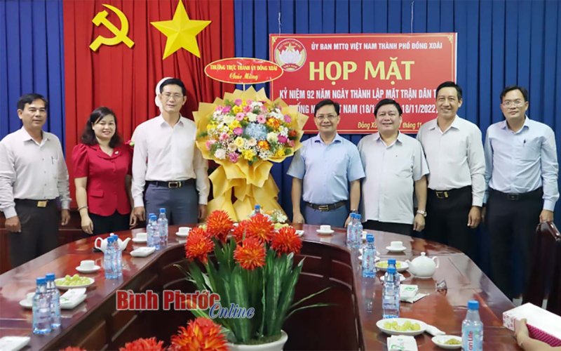 Bí thư Thành ủy Đồng Xoài thăm, chúc mừng cán bộ làm công tác mặt trận