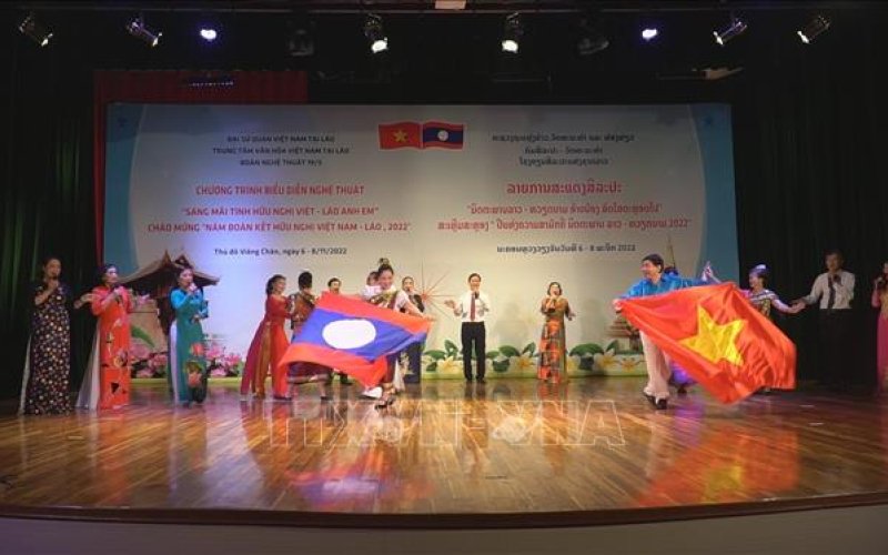 Biểu diễn nghệ thuật chào mừng năm đoàn kết hữu nghị Việt Nam - Lào