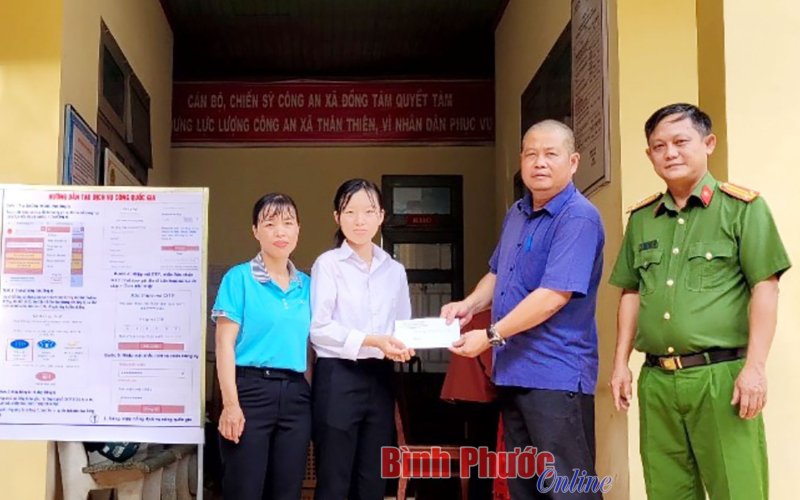 Bình Phước: 5 thân nhân cán bộ, chiến sĩ công an hoàn cảnh đặc biệt được trợ cấp hằng tháng 