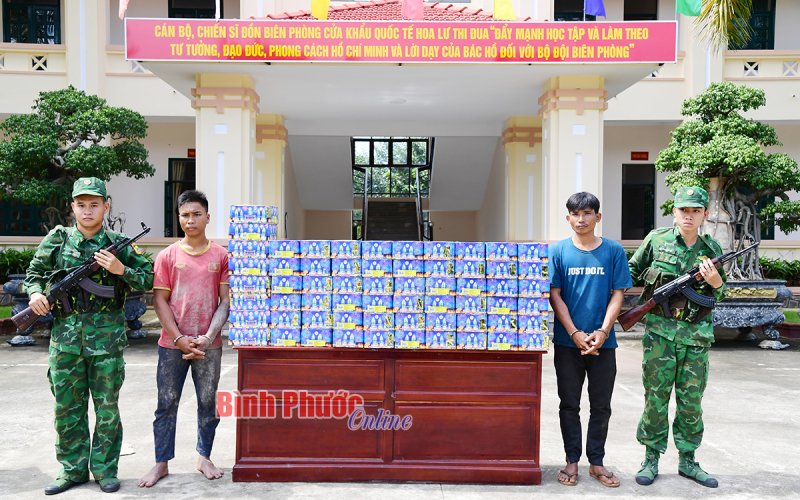 Bình Phước: Bắt giữ 2 đối tượng vận chuyển 176kg pháo 