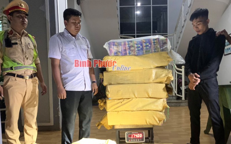 Bình Phước: Cảnh sát giao thông bắt 2 đối tượng vận chuyển 150 bánh pháo hoa