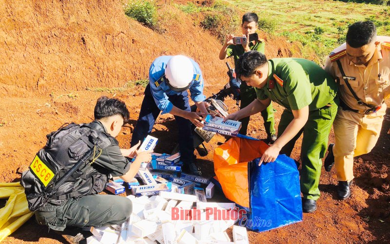 Bình Phước: Cảnh sát giao thông bắt giữ vụ vận chuyển hàng cấm 