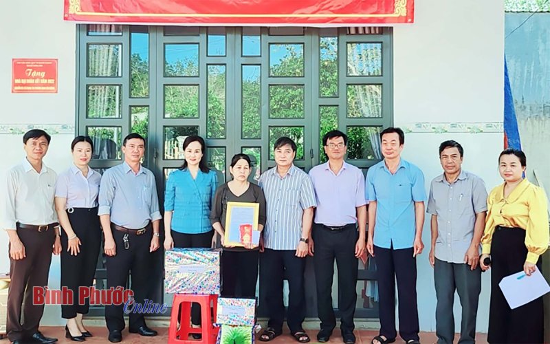 Bình Phước: Chủ nhiệm Ủy ban Kiểm tra Tỉnh ủy Giang Thị Phương Hạnh tặng nhà đại đoàn kết