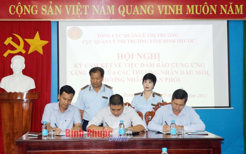 Bình Phước: Ký cam kết đảm bảo cung ứng xăng, dầu cho khách hàng