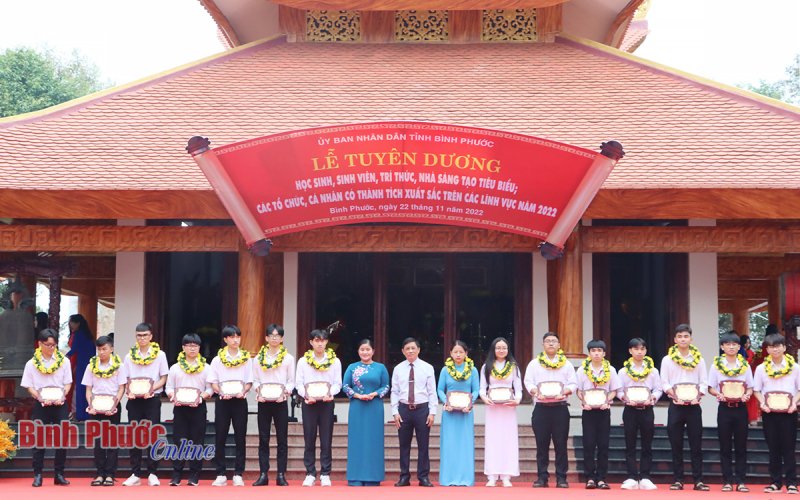 Bình Phước: Tuyên dương 184 học sinh, sinh viên, trí thức, nhà sáng tạo tiêu biểu năm 2022