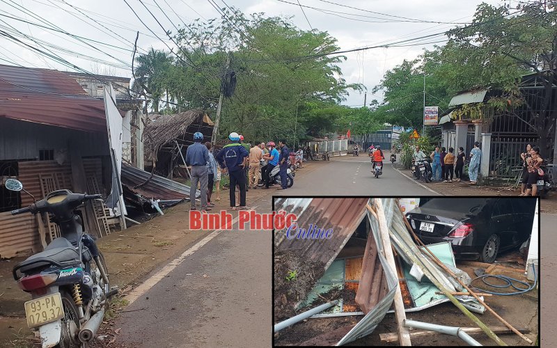 Bình Phước: Xe Mercedes lao vào nhà dân