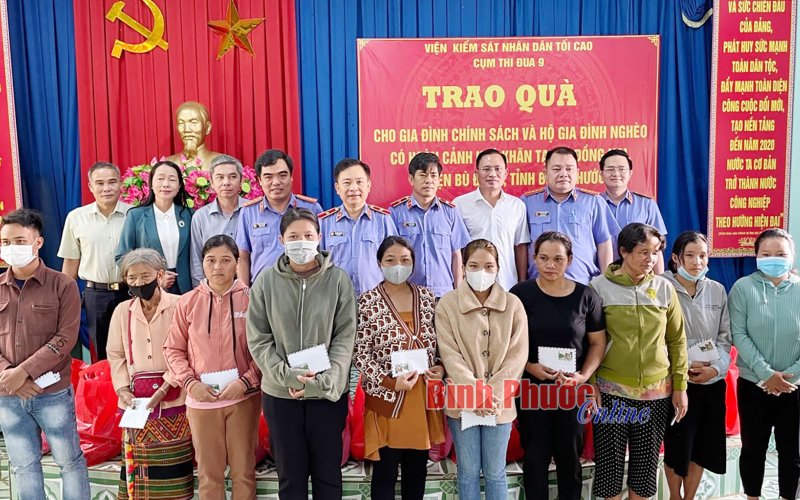 Bù Đăng: Cụm thi đua số 9 - Viện Kiểm sát nhân dân tối cao tặng quà hộ nghèo xã Đồng Nai