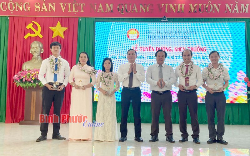 Bù Đăng tuyên dương 93 học sinh, sinh viên, giáo viên, thạc sĩ, tiến sĩ tiêu biểu năm 2022