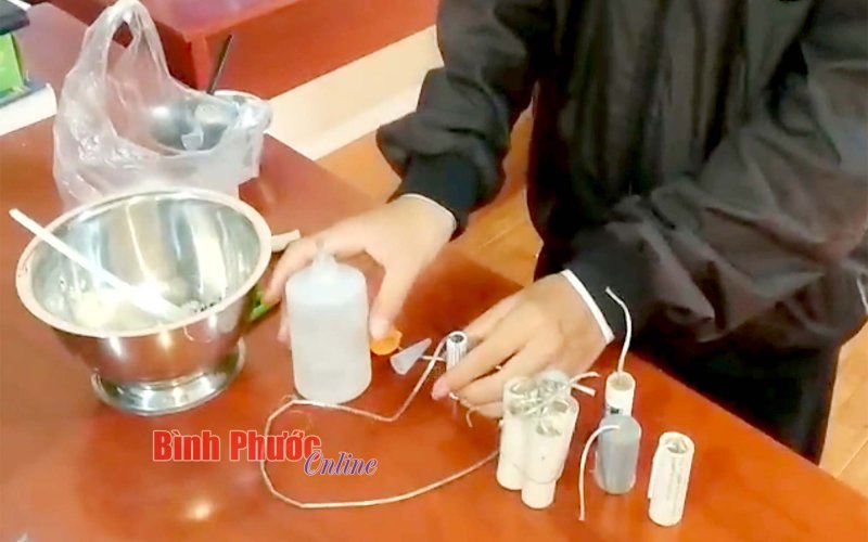 Cảnh báo tình trạng học sinh mua hóa chất về tự chế pháo nổ