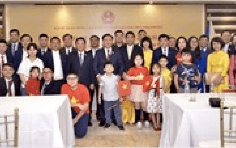 Chủ tịch Quốc hội Vương Đình Huệ gặp gỡ cán bộ Đại sứ quán Việt Nam tại Philippines