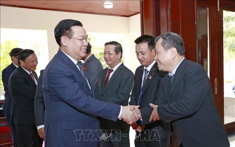 Chủ tịch Quốc hội Vương Đình Huệ gặp gỡ cộng đồng người Việt tại Campuchia