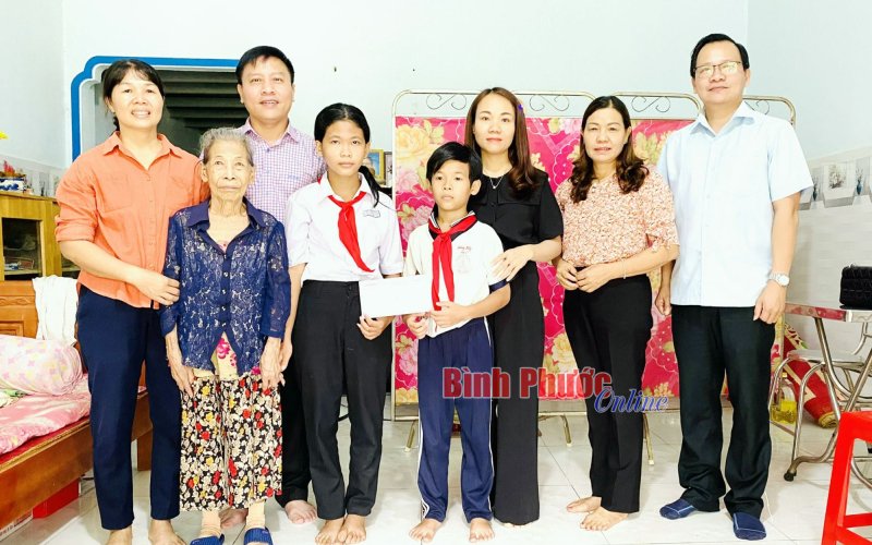 Công đoàn Ban Tuyên giáo Tỉnh ủy và Viettel Bình Phước nhận đỡ đầu 2 cháu mồ côi 