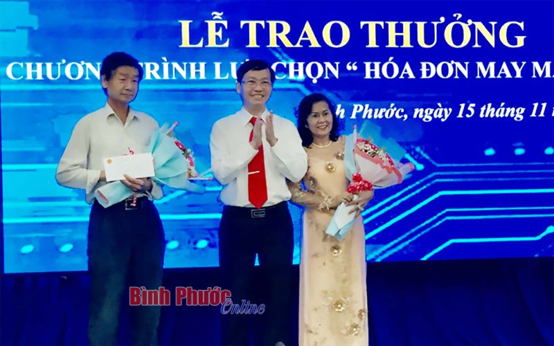 Cục Thuế Bình Phước trao thưởng Chương trình lựa chọn “Hóa đơn may mắn” lần 1