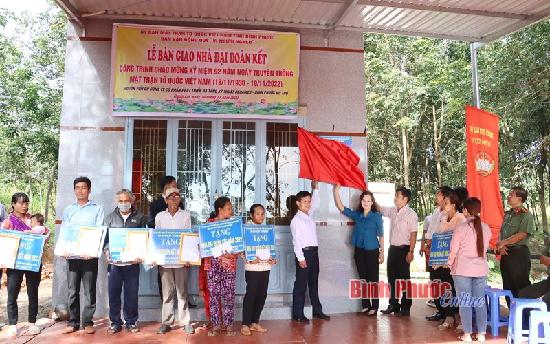 Đồng Phú: 8 hộ nghèo được tặng nhà ở trong Ngày hội đại đoàn kết toàn dân tộc