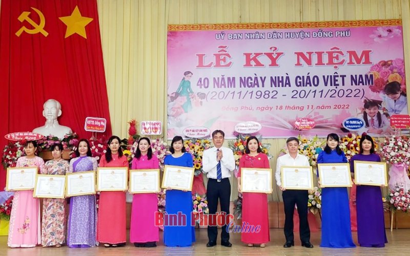 Đồng Phú kỷ niệm 40 năm Ngày Nhà giáo Việt Nam