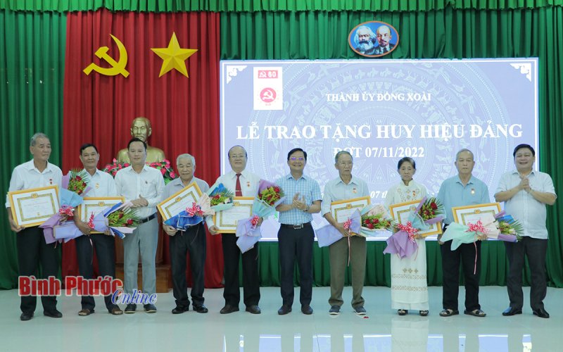 Đồng Xoài: 43 đảng viên được trao tặng Huy hiệu Đảng