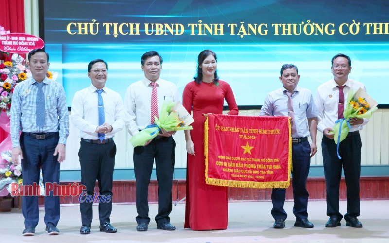 Đồng Xoài kỷ niệm 40 năm ngày Nhà giáo Việt Nam và tuyên dương giáo viên, học sinh giỏi