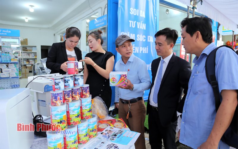 Hàng trăm khách hàng được tư vấn sức khỏe miễn phí tại Nhà thuốc Lan Thu