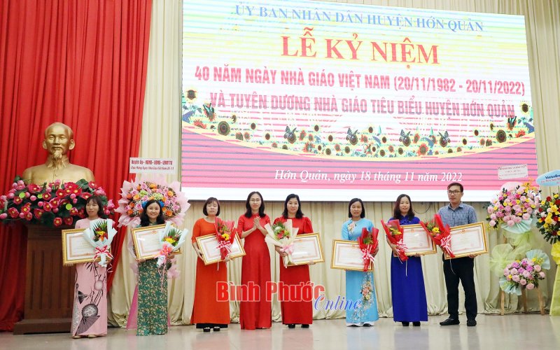 Hớn Quản: 7 cán bộ, giáo viên nhận bằng khen của Thủ tướng Chính phủ 