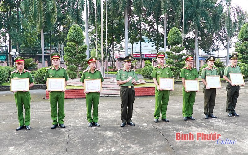 Khen thưởng 7 tập thể, cá nhân trong đấu tranh, phòng chống tội phạm 