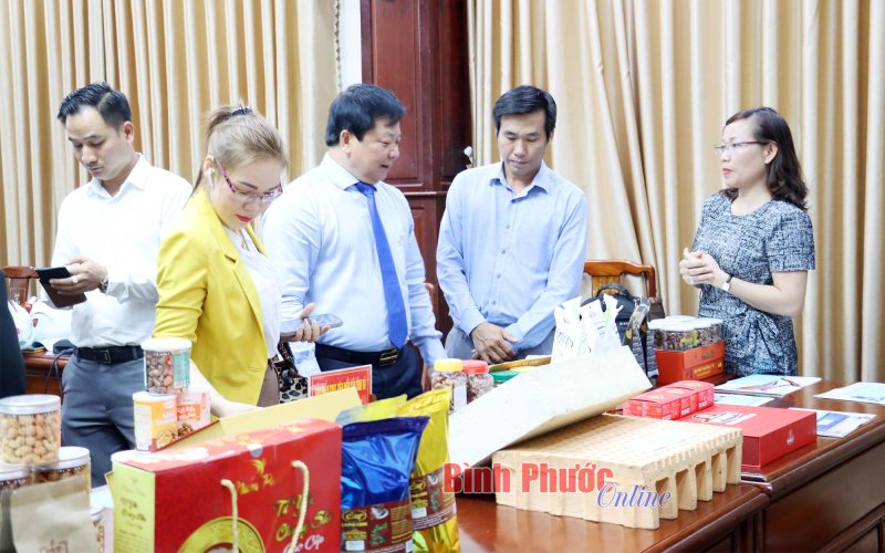 Lãnh đạo phát triển thị trường các sản phẩm chủ yếu của tỉnh