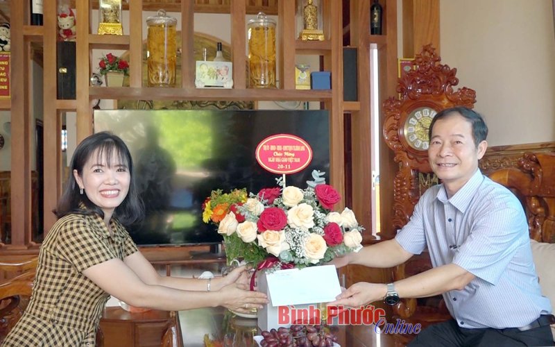 Lãnh đạo thị xã Bình Long thăm, chúc mừng các Nhà giáo ưu tú