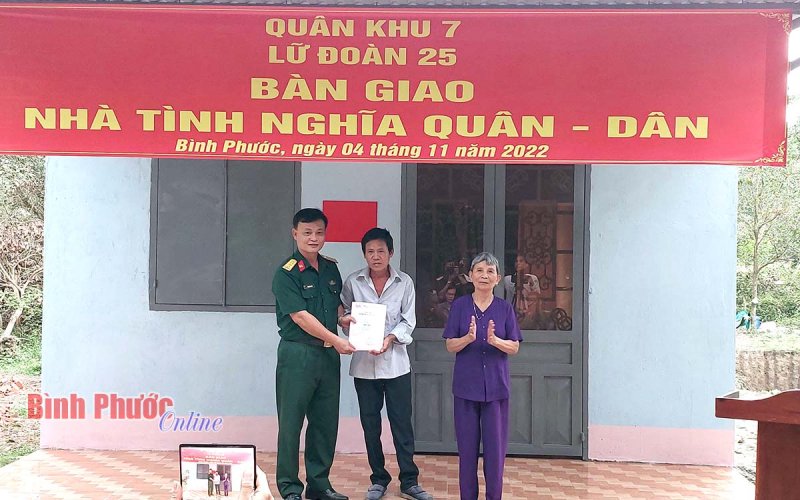 Lữ đoàn Công binh 25 tặng Nhà tình nghĩa quân - dân