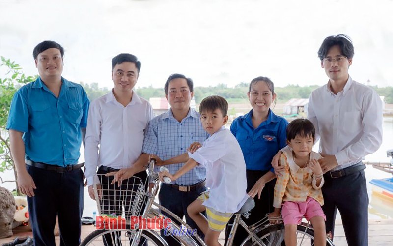 “Nụ cười biên giới” đến với trẻ em Việt kiều Campuchia