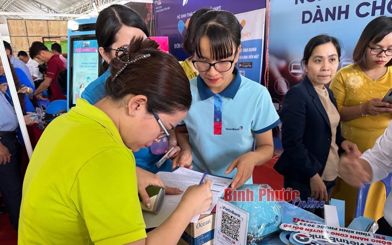 Phiên chợ không dùng tiền mặt: An toàn, tiện lợi