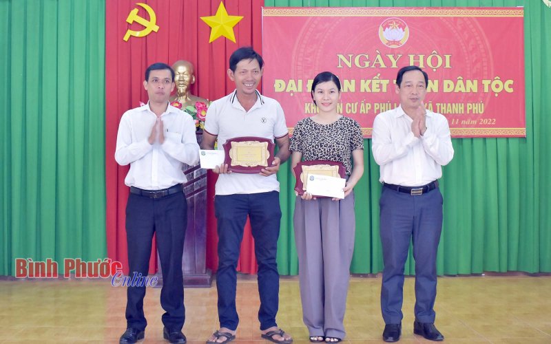 Phó Chủ tịch Thường trực HĐND tỉnh dự ngày hội đại đoàn kết ấp Phú Long