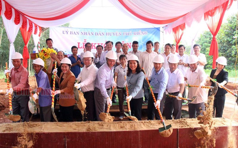 Phú Riềng khởi công tuyến đường từ xã Phú Trung đi xã Phước Tân
